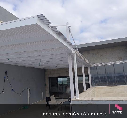 פרגולה מאלומיניום לבנה עם קורות תומכות